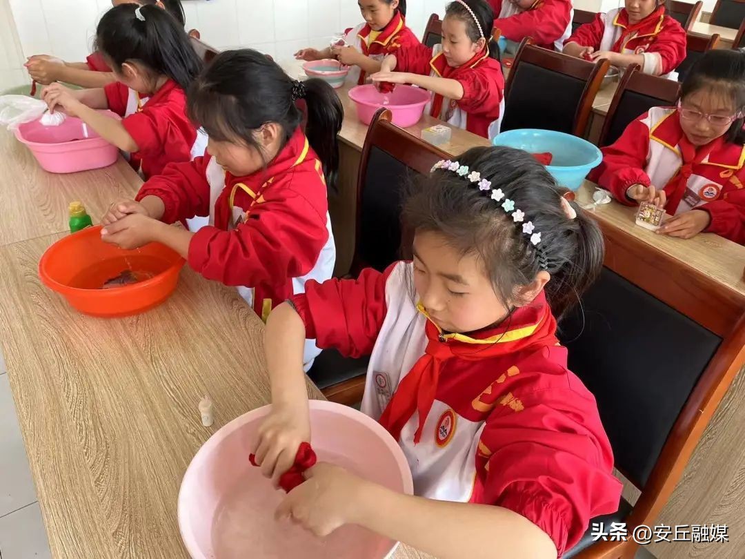 五一劳动节劳动最光荣小学一年级,小学五一劳动节社区劳动实践