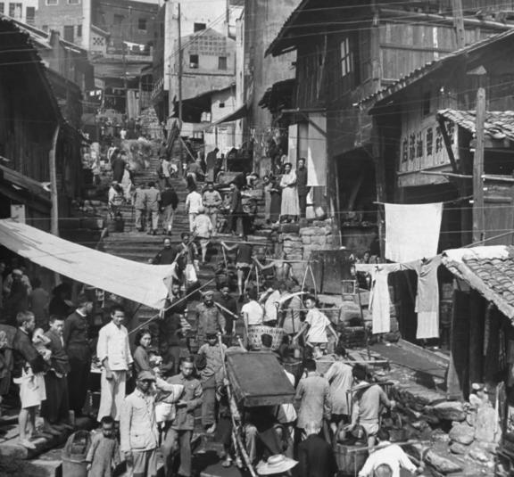 *共中**特工被关押14年，越狱逃几千里回家，妻子不认识问：你是谁？