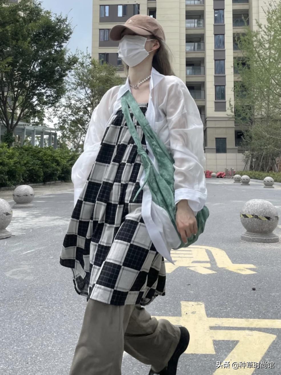 今年流行穿什么裤子和裙子,今年流行裙子配什么裤子