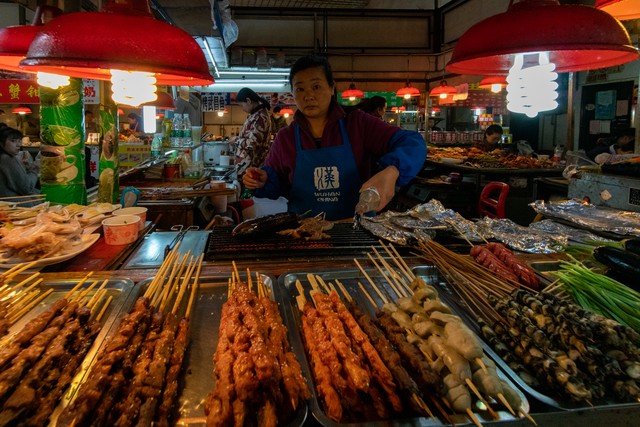 夫妻地摊卖臭豆腐日营业额9000元,摆摊卖臭豆腐一年能赚多少钱