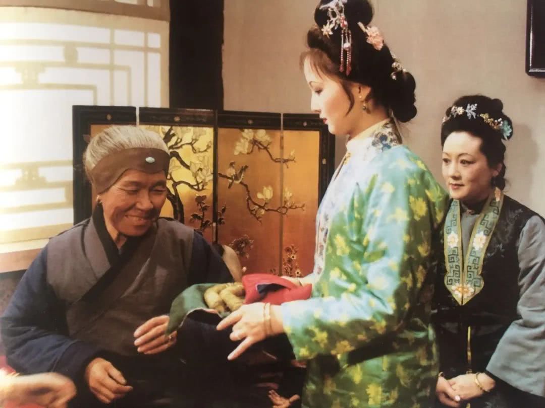 《红楼梦》深度解读：刘姥姥一进荣国府，为什么能顺利借到钱？