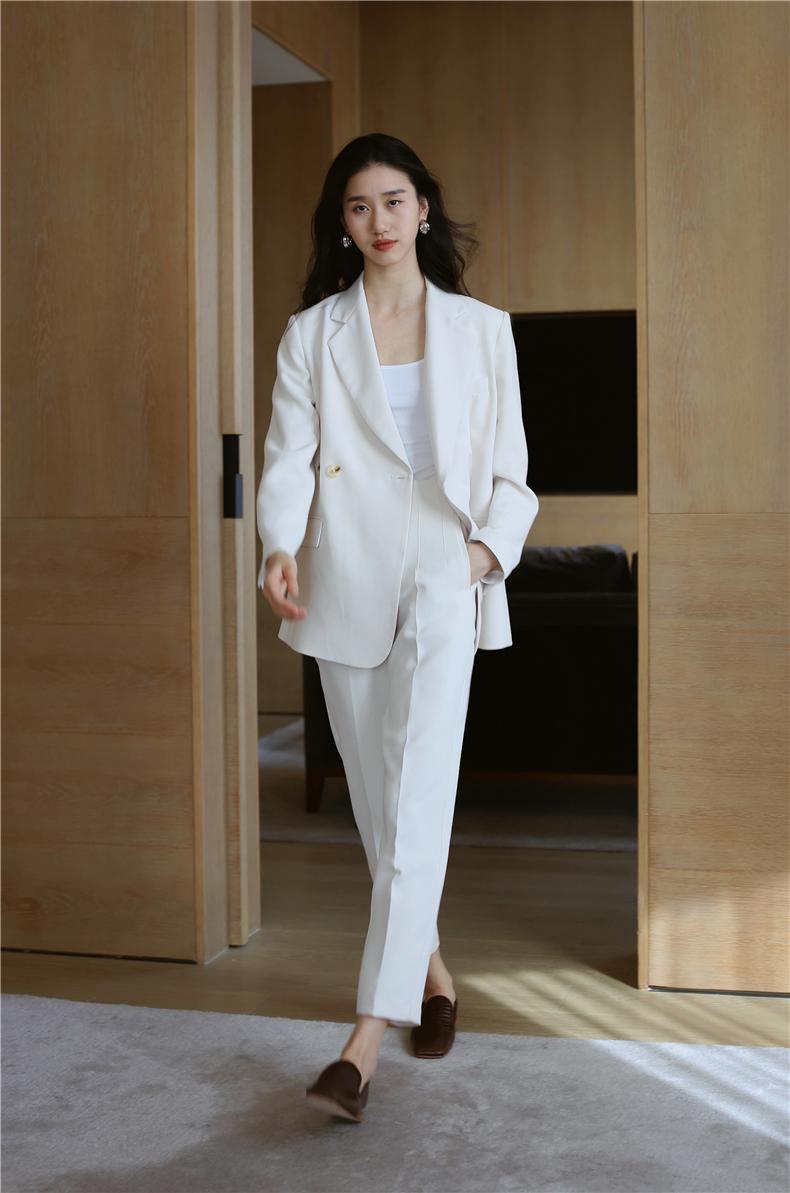 西装黑色好看还是白色好看,白色西装好看还是黑色西装好看