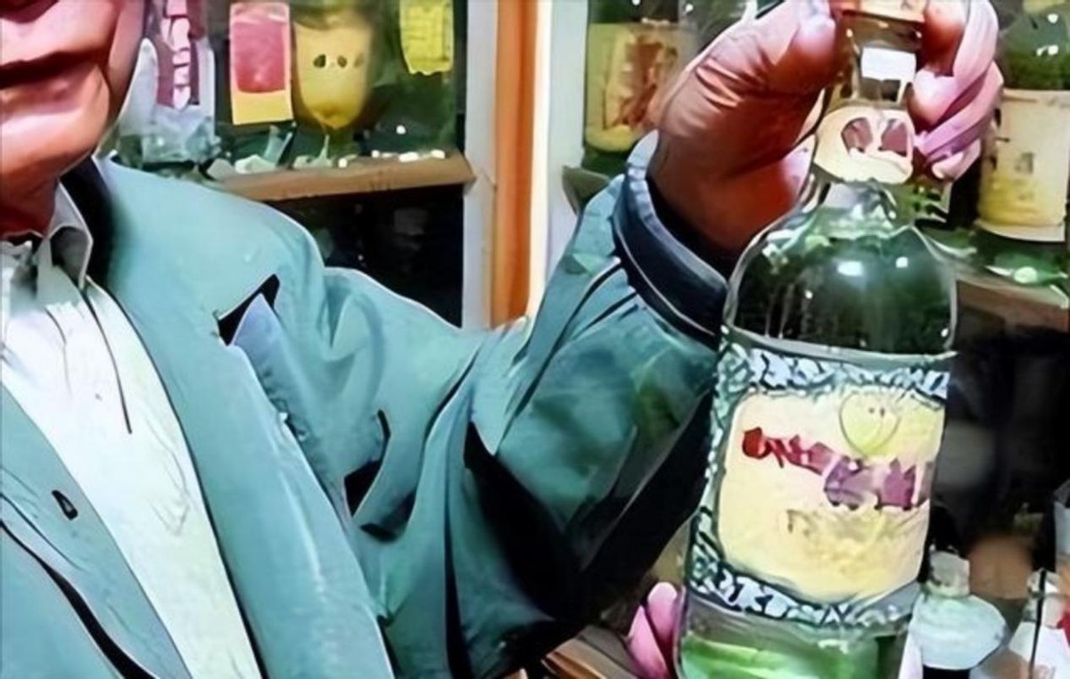 上海一大伯晒藏酒柜惹争议，行家直言：都是便宜酒，却想买买不到