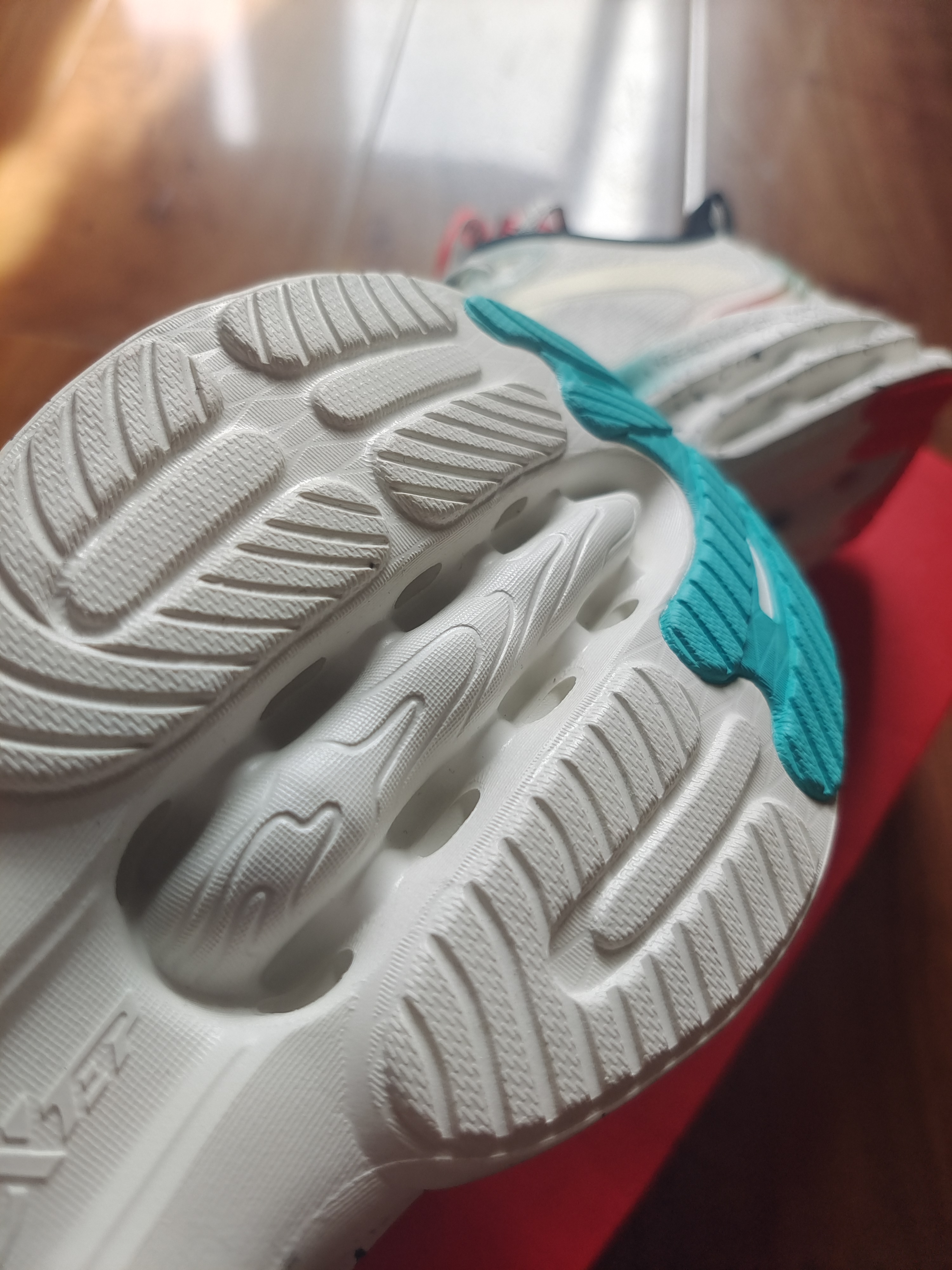 特步也崛起了！减震旋跑鞋来袭，9年结构缓震，成就夏日通勤佳品