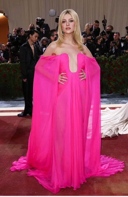 科勒卡戴珊一身红衣服出镜,科勒卡戴珊穿白西装图片