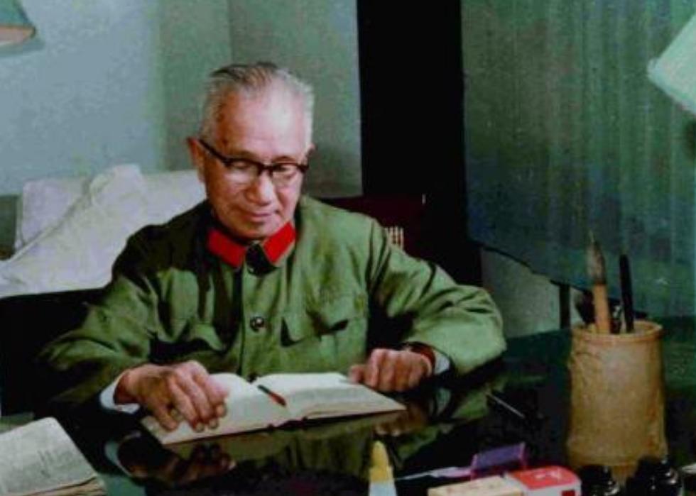 陈赓曾比粟裕官高3级，后见面却成下级，一句掏心窝话令诸将佩服