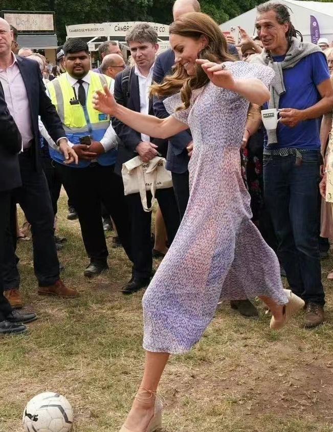 凯特王妃高贵不失优雅,凯特王妃穿着低调