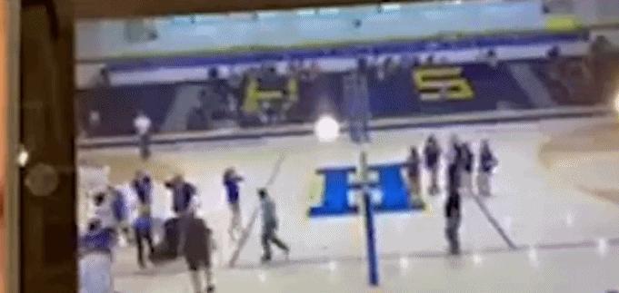 美国跨性别选手*力暴**扣杀，女排球员用脸接球导致脑震荡两周