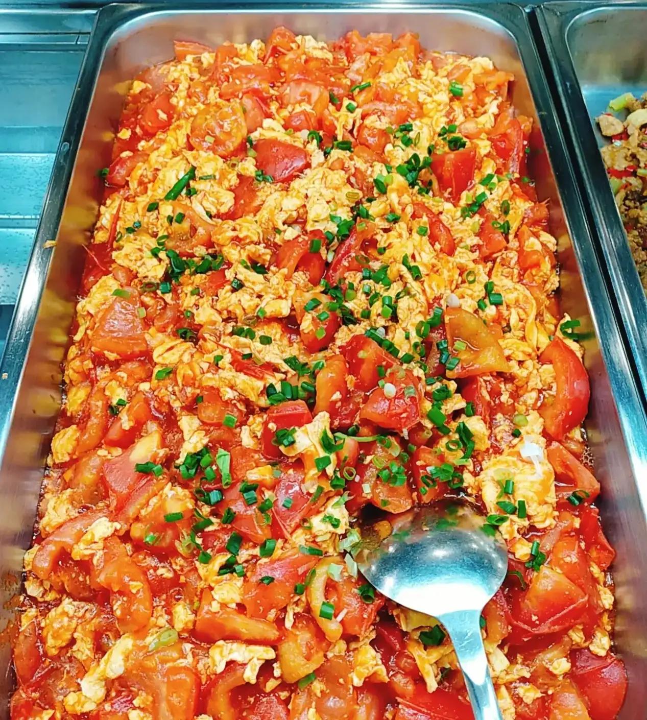 江西小伙开快餐店，10元管饱，第一个月亏2万，第二个月却赚了4万