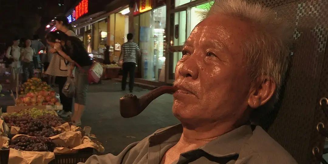 七旬摊贩竟然当众掌掴城管,地摊老汉当街掌掴城管怒吼