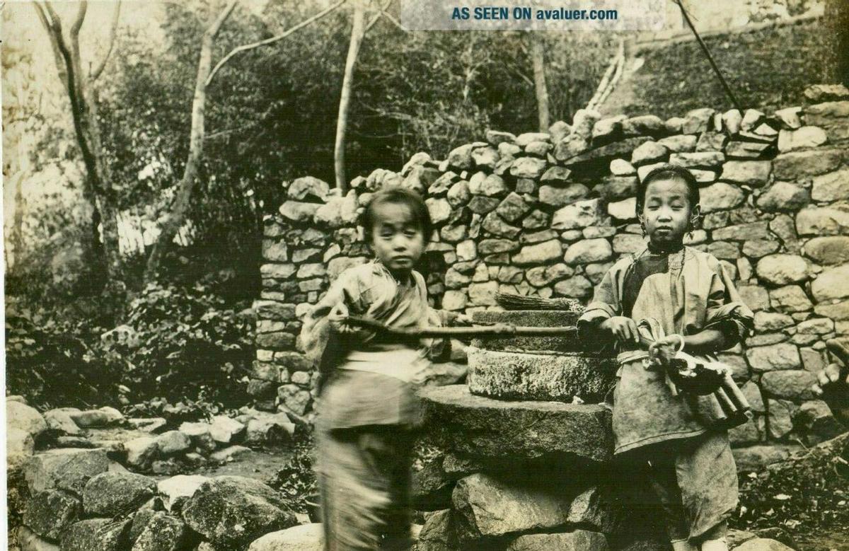 高清老照片：旗人格格大腿岔开豪放洗衣，地主三妻四妾不输女明星