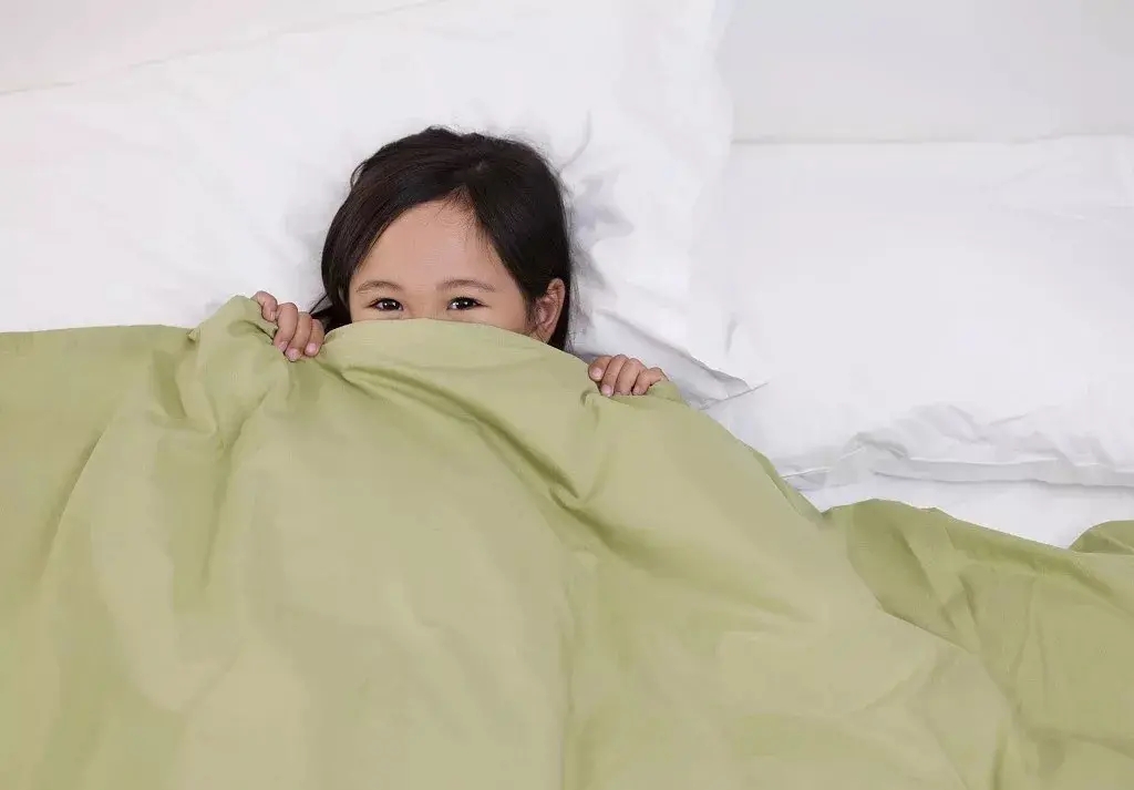 孩子老踢被子肚子痛,孩子老踢被子