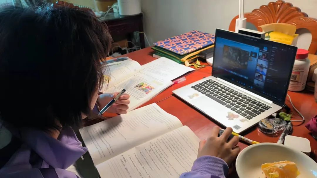 网课第一天，老母亲忙到窒息，除了工作啥都干了