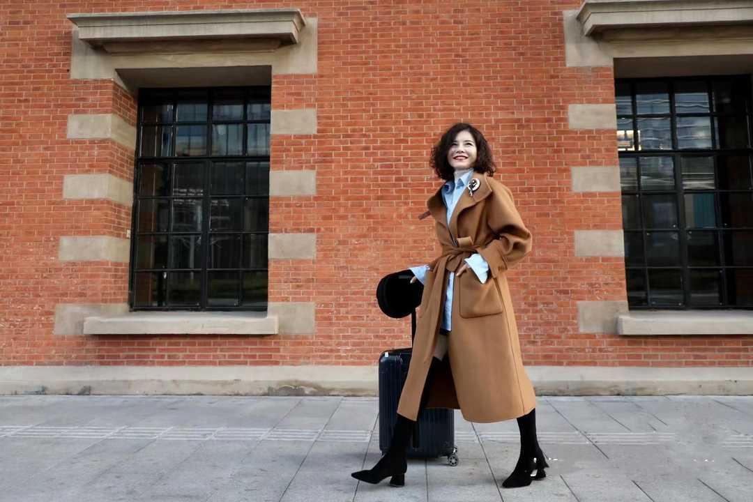 驼色大衣多种风格穿搭攻略,驼色大衣配色法则教你穿出高级感