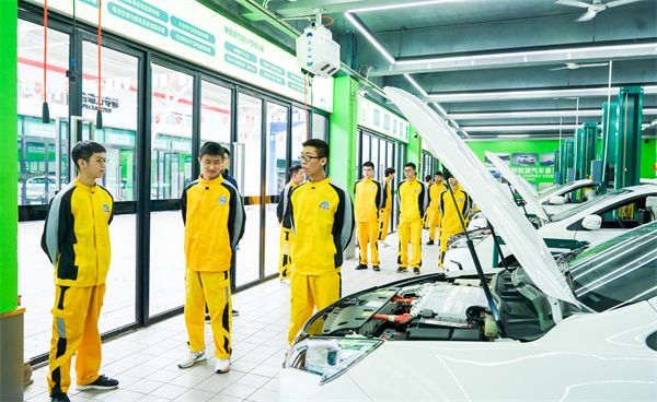 初中毕业职校有哪些专业适合男生,初中毕业读2+3护理专业有前途吗