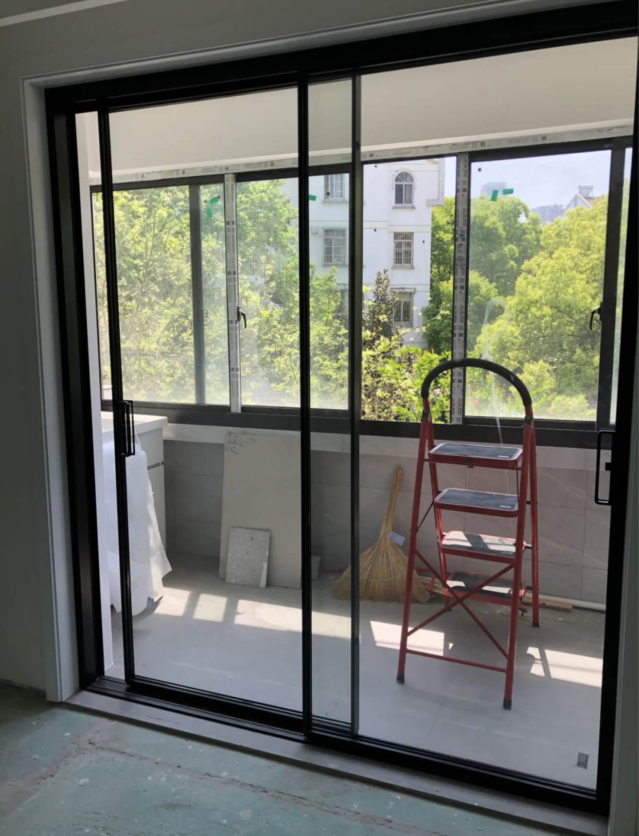 阳台推拉门还是不拆好,阳台装推拉门和不装推拉门的区别