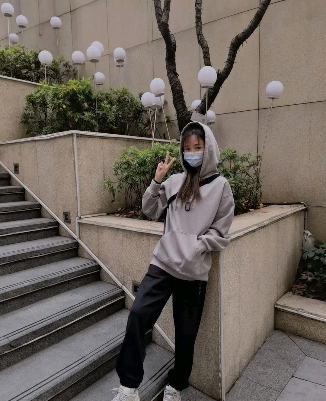 时髦的女人都穿卫衣减龄又好看,减龄卫衣穿出青春活力范