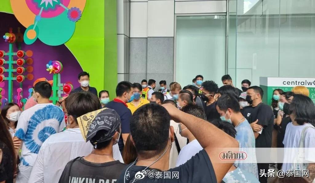 顾客扎堆挤爆商场,商场挤爆