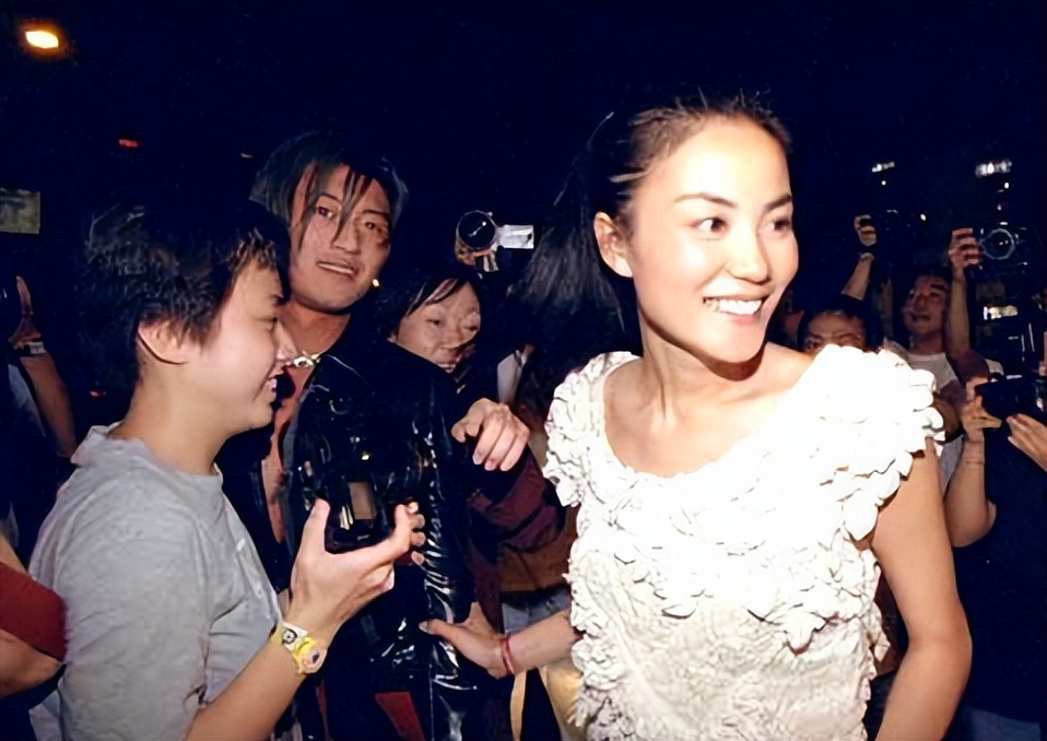 王菲是如何和窦唯走在一起的,王菲和窦唯现在的情史