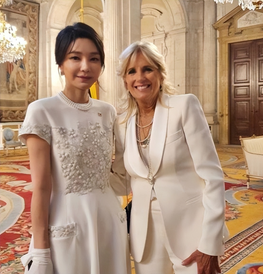韩国第一夫人真是土豪，浑身上下都是名牌，奢华钻石珠宝闪瞎眼