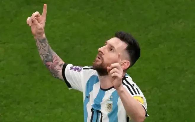 梅西大巴黎首粒进球球迷视角,梅西进球后的手势视频合集