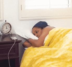 “姑娘，你知道衣服上的字是什么意思吗？”哈哈哈自信的姑娘最美