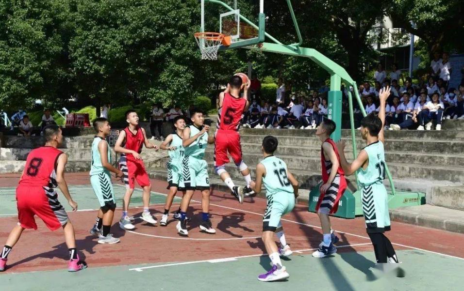 “蹭热度的别来沾边”，黑丝女生和“樱木花道”合照，男生破防了