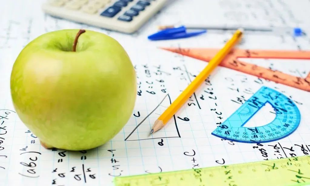 教师在教学过程中应创设问题情境,教师创设启发思维和创造力的情境