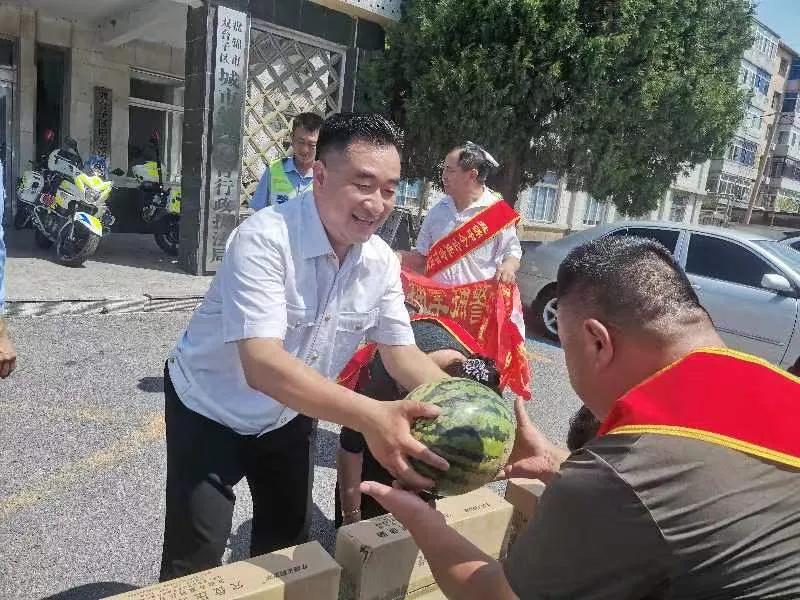 庆“八一”拥军拥警送清凉（慰问奋战在“百日行动”的一线通警察
