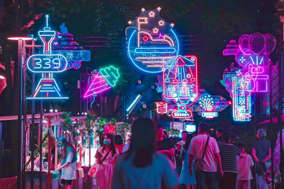 成都上新被施了魔法的“无蚊公园”!逛朋克风夜市、奇异洞穴书店