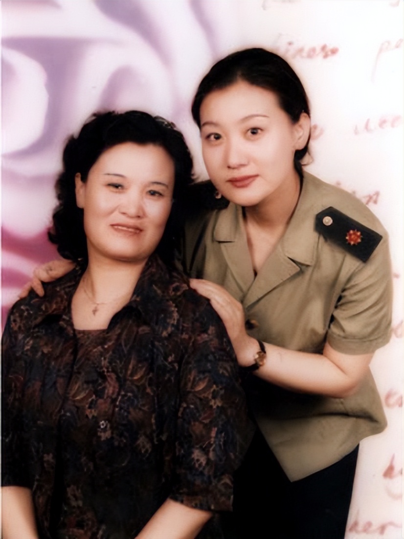 “大魔王”谭晶：当年高考她哭了3天，嫁给大9岁的院士幸福吗？