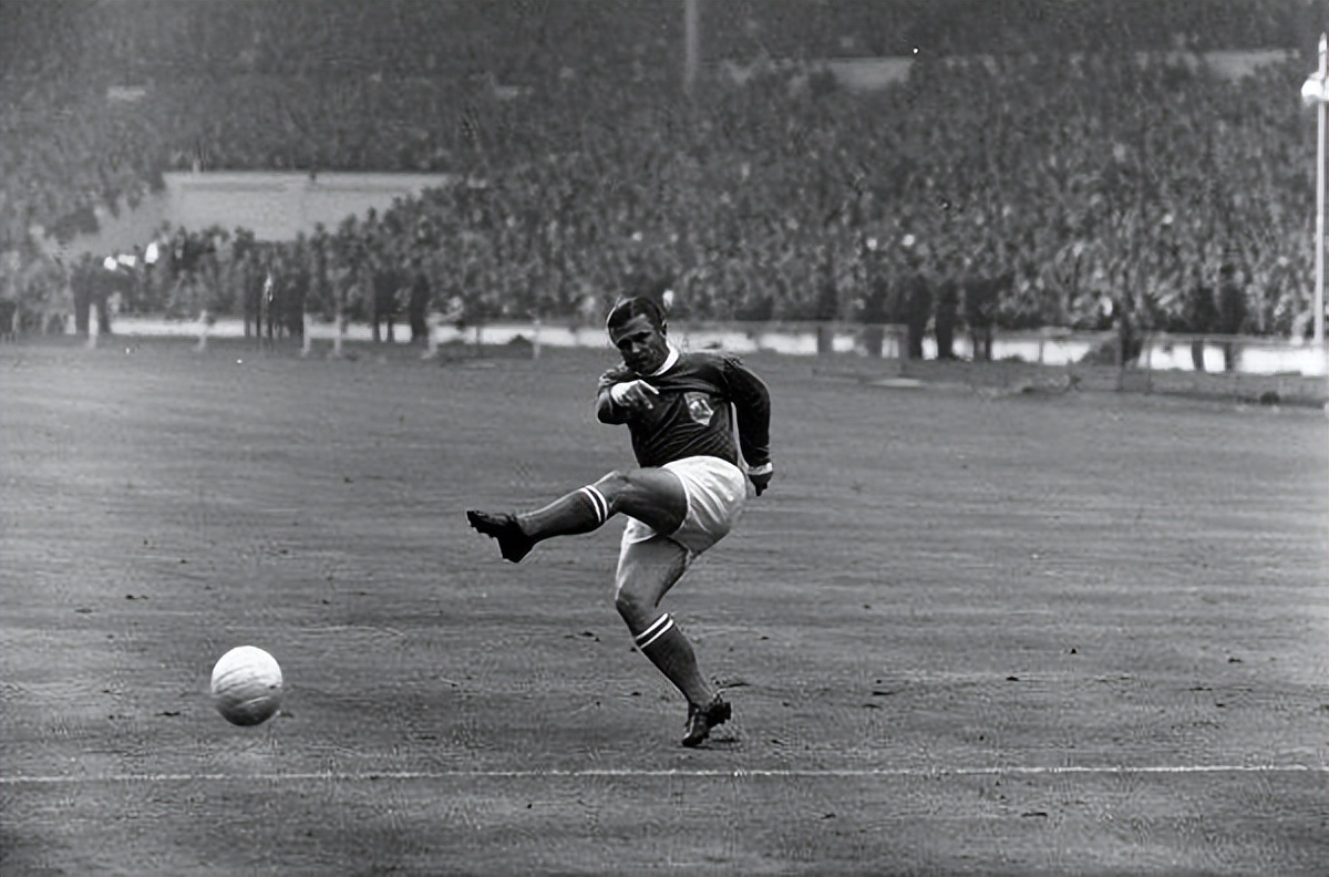 足坛历史射手榜梅西超越普斯卡什,梅西五大联赛进球数超越c罗图片