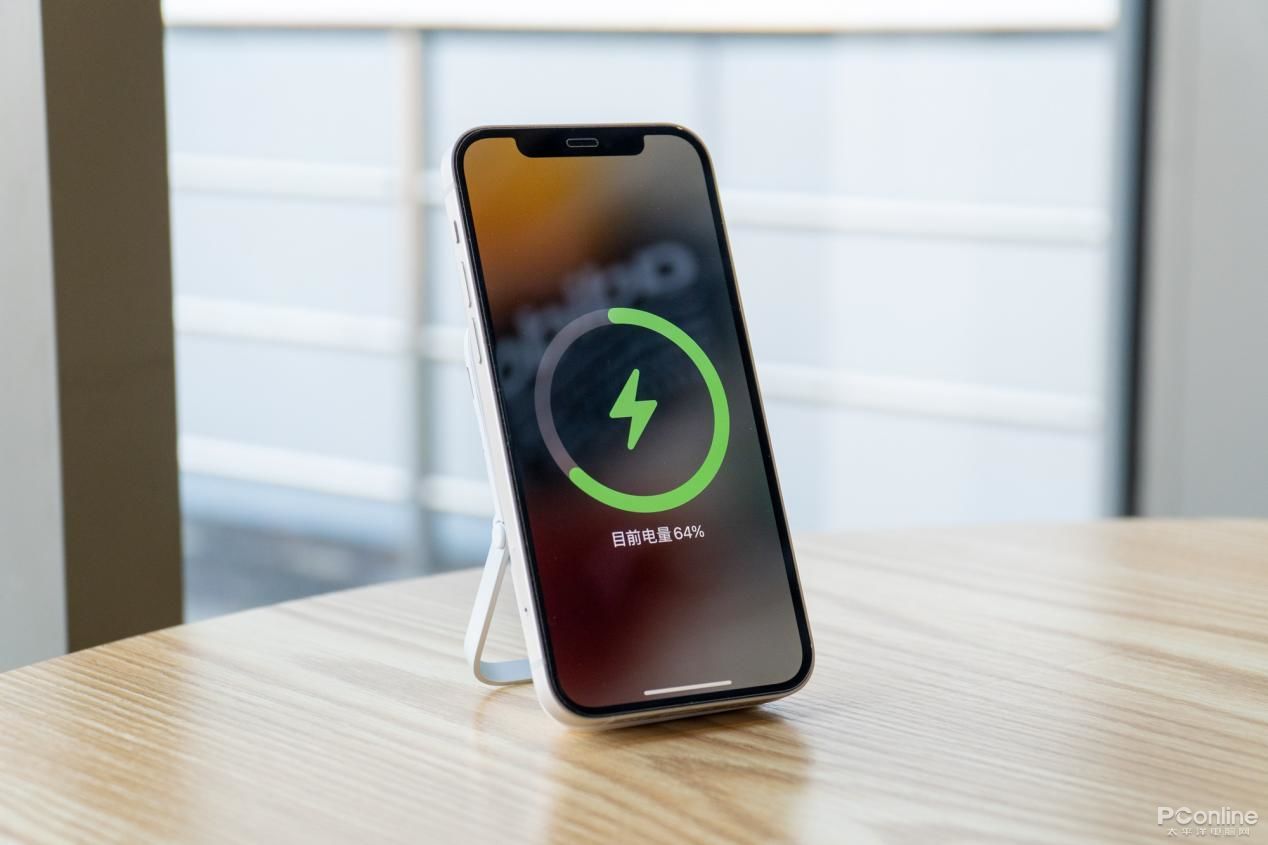 苹果透明探索版无线充电宝评测,网易无线充电宝vs麦多多