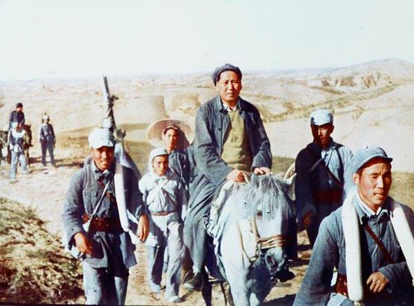 前有大河,后有胡宗南追兵,生死关头毛*东泽**却淡定道:给我一支烟