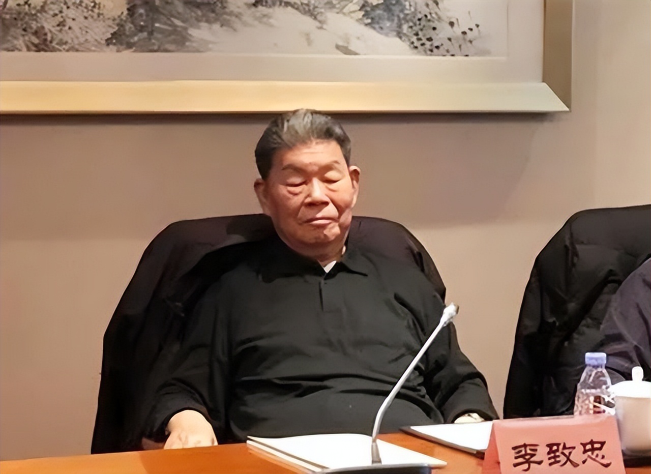 男子地摊卖书最后拍出天价,男子地摊花1万元买了一本古书