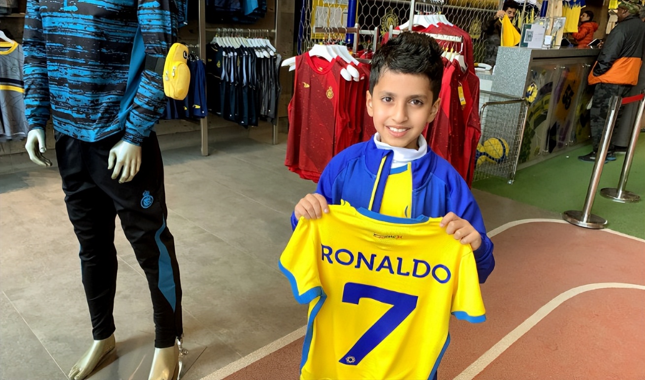 c罗亮相仪式获1.8亿欧,c罗获得新东家1亿欧签字费