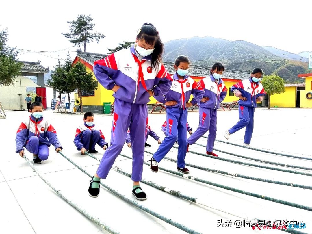 表演竹竿舞跳绳,跳绳竹竿舞大课间