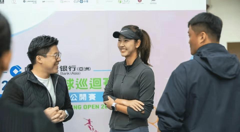 原创霍启刚与美女球手热聊,碰到对方私密部位,女方肤白貌美