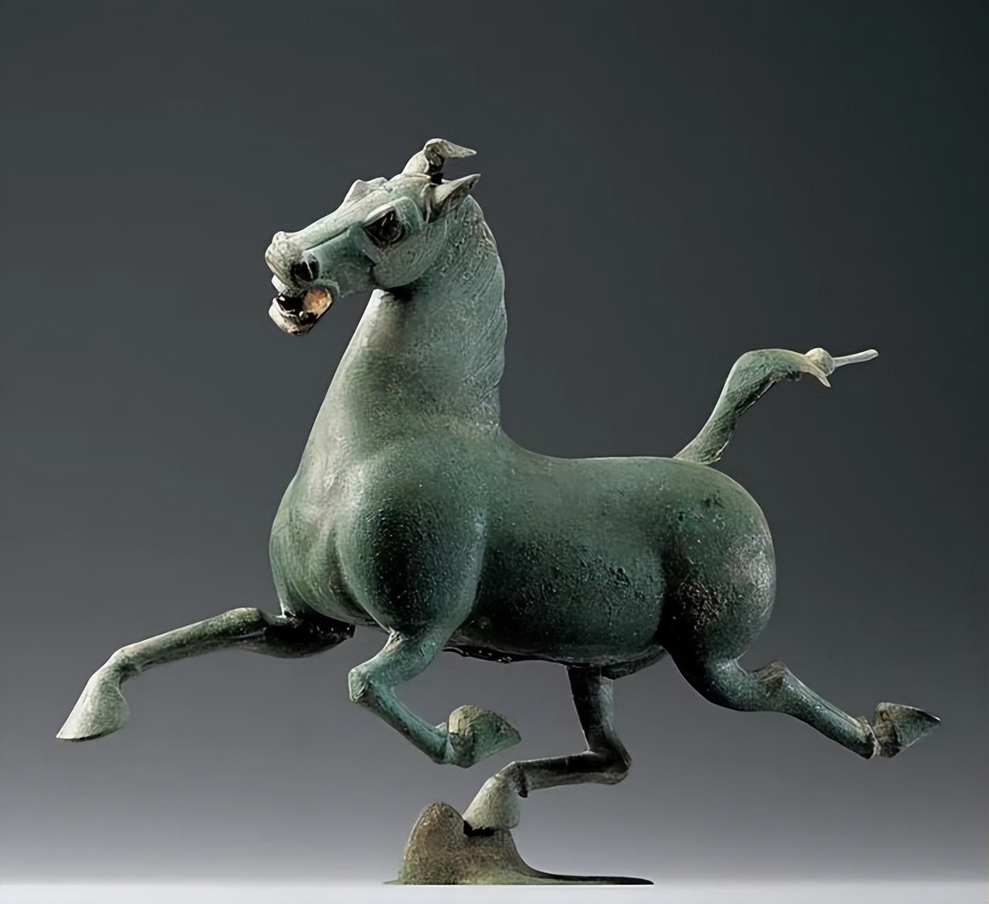 中国旅游标志铜奔马出土于哪里,天马行空马踏飞燕