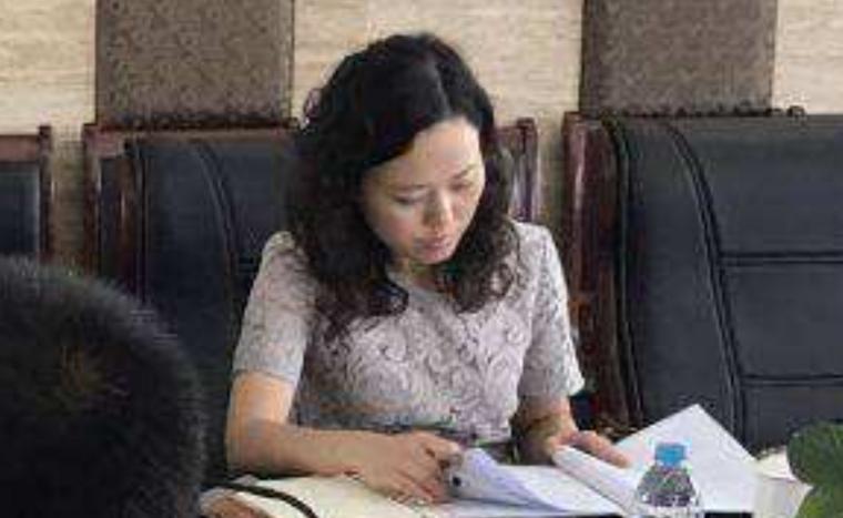 上海美女巨贪金英丽,被三名富商共享,随身携带生计用品方便开房