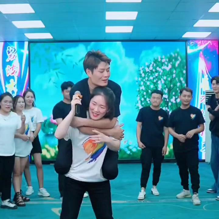 大家快来看，今晚直播笑不活了，辛苦了你们白天演出晚上还...