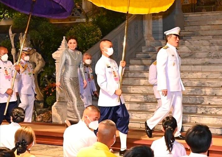 泰国王后苏提达休闲装,泰国王后苏提达穿娘惹装