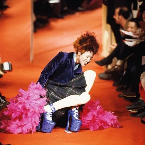 女明星为什么忍痛穿尖头高跟鞋,女明星穿超高防水台高跟鞋