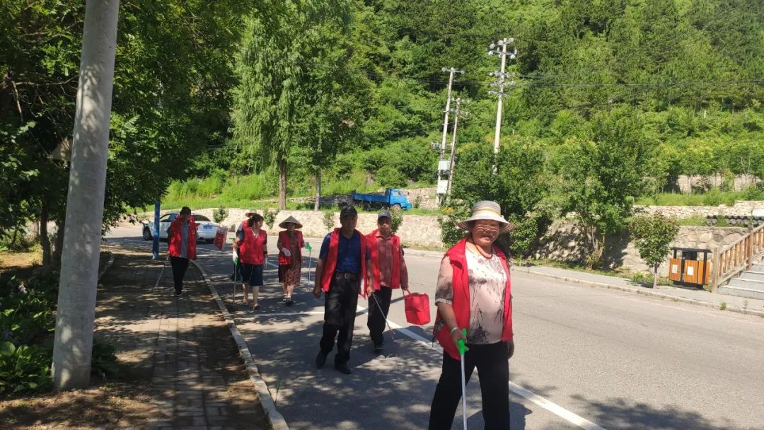 道德坑村有妙招~让小小的烟头有了新“家”