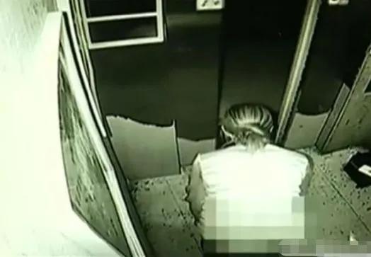 奇葩！保时捷美女，深夜在电梯做不雅之事！