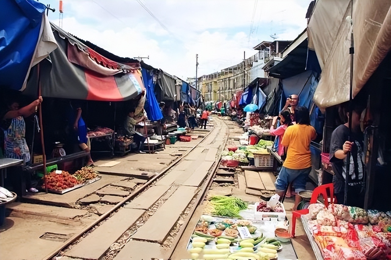 泰国旅游不要随便接受他人的东西,泰国旅游有人递草帽