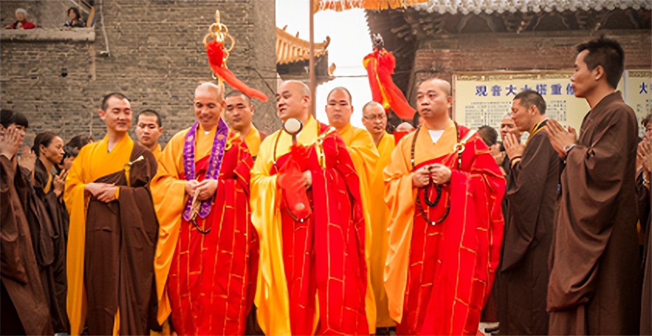 10年前，女住持戴假发穿黑丝跟和尚同居，开豪车住别墅用新款手机