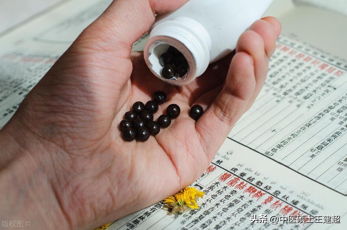 脱发严重，再也不用怕！医生教你简单四招，正确搞定掉头发