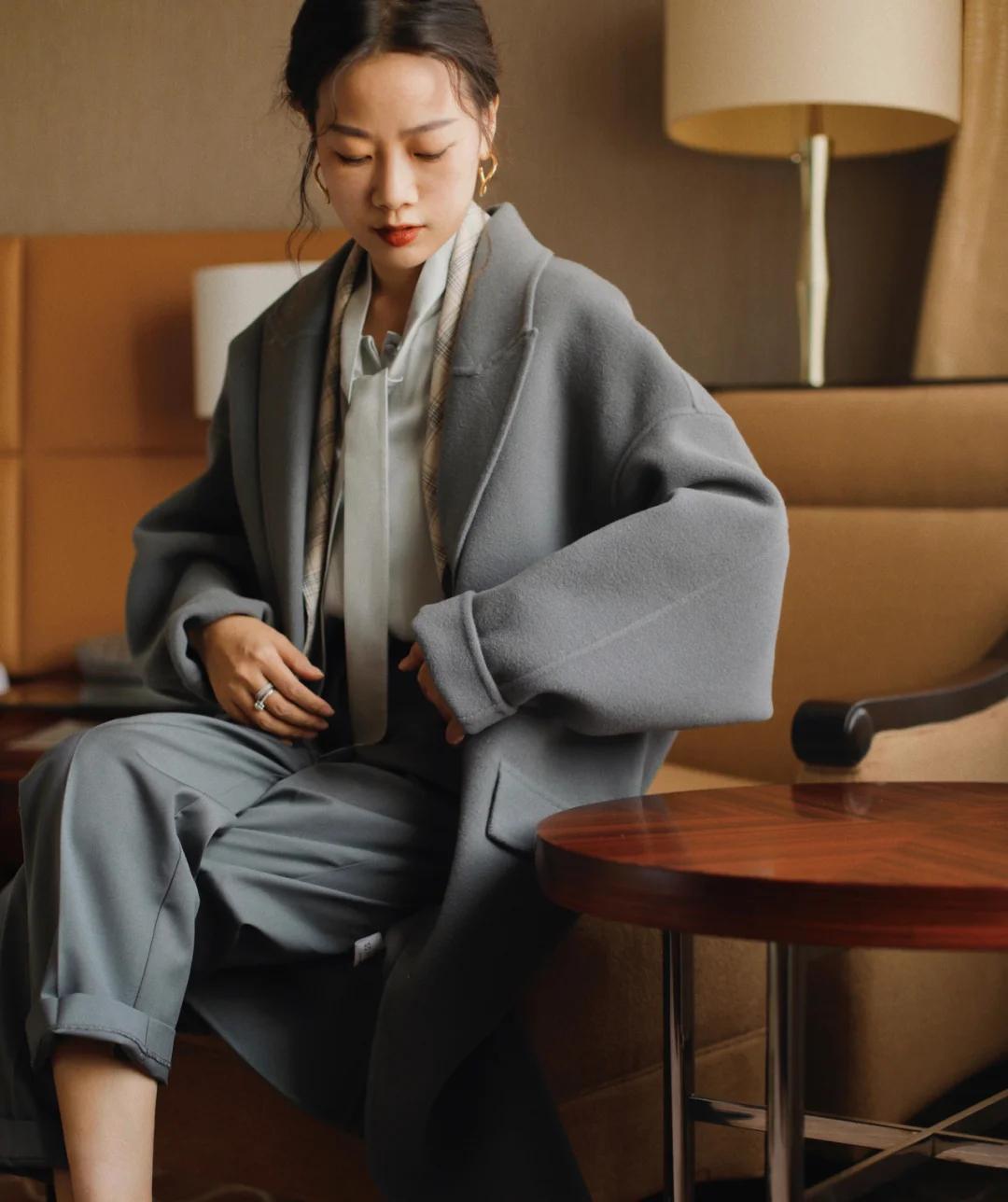 快四十岁女冬季穿搭显白显年轻,冬天灰色与紫色哪个显白