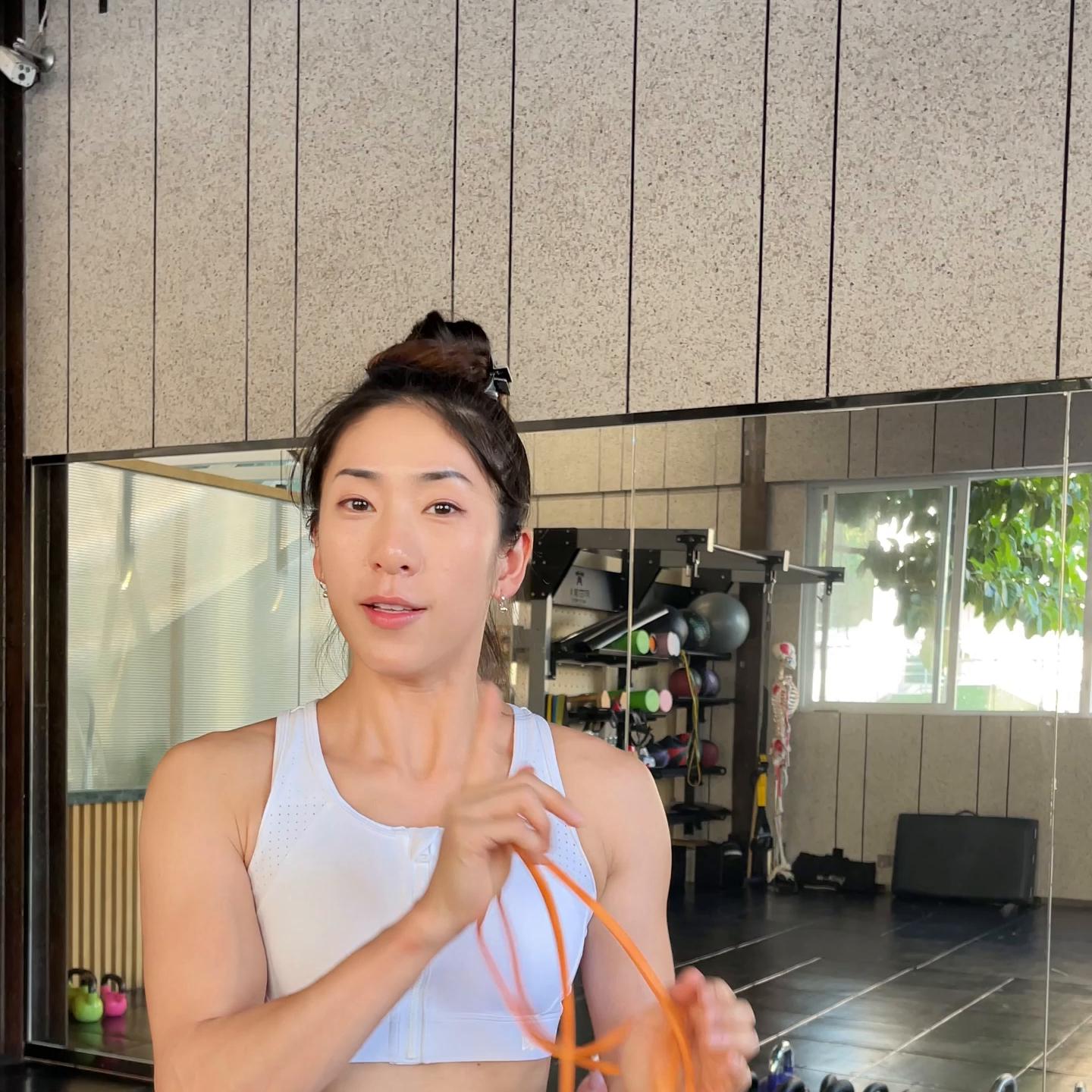 直角肩哑铃正确的锻炼方法,一副哑铃打造直角肩